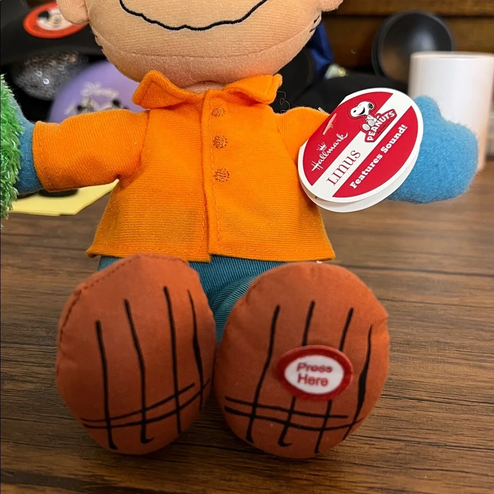 NWT Hallmark Peanuts Linus Christmas Stuffed Toy-‎ OS
